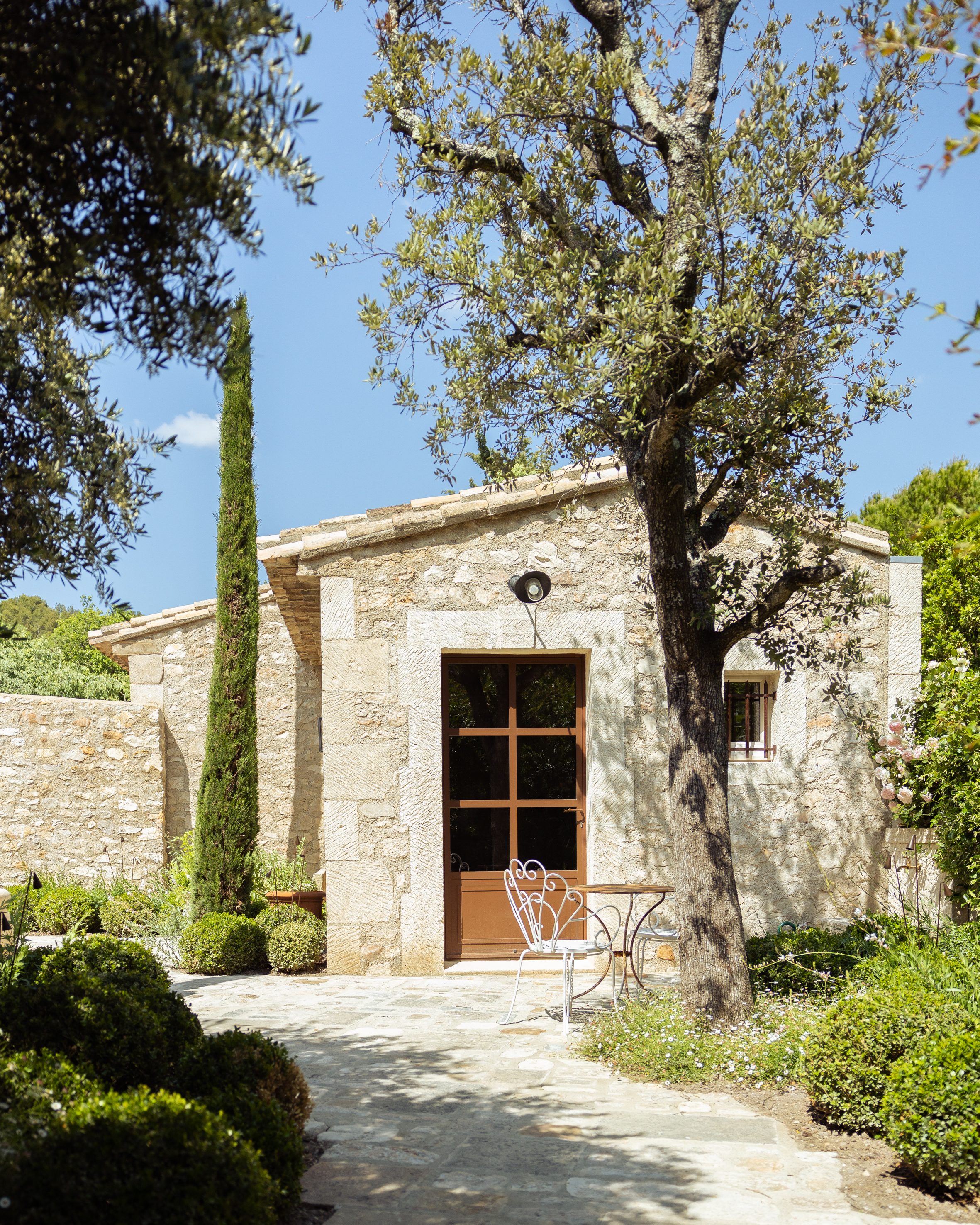 Mas provençal avec cyprès et oliviers